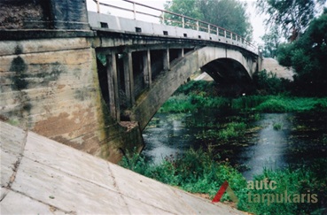 Paliūniškio originalios konstrukcijos arkinis  gelžbetoninis tiltas - vienintelis toks Lietuvoje, 1995 m. H. Kebeikio kolekcijos nuotr.