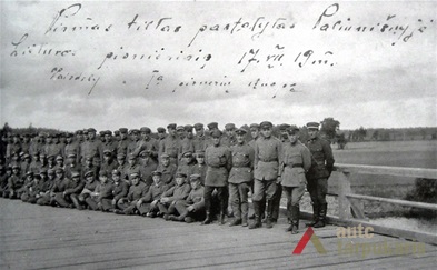 1919 m. inžinerinių dalinių kareivių (pionierių) kuopa, stačiusi Paliūniškio tiltą. Iš kn. "Karo technikos dalių dvidešimtmetis", 1939 m.