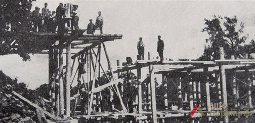 Medinio tilto per Lėvens upę statyba 1919 m. Iš  kn. "Karo technikos dalių dvidešimtmetis", 1939 m.