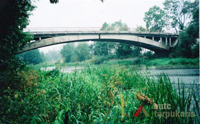 Tilto per Lėvens upę vaizdas iš aukštupio pusės 1995 m. H. Kebeikio kolekcijos nuotr.