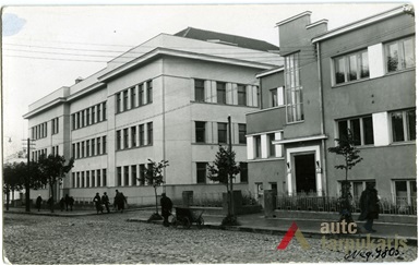 Lietuvių tautininkų sąjungos namai (pirmame plane, dešinėje). M. Fligelio nuotr., 1935 m. Iš Šiaulių „Aušros“ muziejaus rinkinio