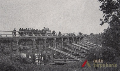 Medinio tilto per Lėvens upę statyba 1919 m. Iš  kn. "Karo technikos dalių dvidešimtmetis", 1939 m.