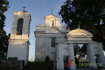 Bažnyčios komplekso statiniai: bažnyčia, šventoriaus vartai, varpinė. S. Slaminskienės nuotr., 2012 m.