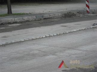 Tašytų akmenų juosta K. Petrausko gatvės viduryje. M. Balkaus nuotr., 2012 07 10