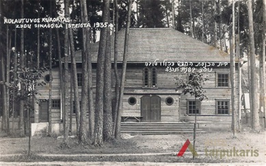 Kulautuvos sinagoga apie 1939 m. Atvirukas iš dr. Max Schmulson asmeninės kolekcijos.
