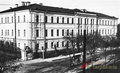 Apie 1930, prie Aušros gimnazijos. Iš: Miškinis A. Kaunas: Laisvės alėja. Vilnius: Savastis, 2009, p. 94