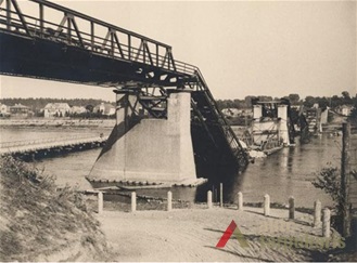 1944 m. vokiečių susprogdintas Panemunės tiltas ir šalia rusų kariuomenės pastatytas laikinas pontoninis tiltas. H. Kebeikio asmeninės kolekcijos nuotr.