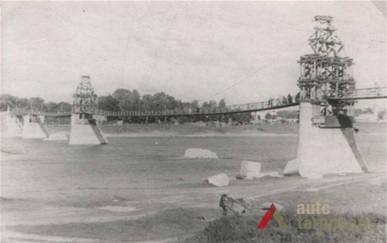 Po II pasaulinio karo, išvalius susprogdinto tilto likučius, ant išlikusių atramų įrengtas laikinas pėsčiųjų beždžionių tiltas. H. Kebeikio asmeninės kolekcijos nuotr.