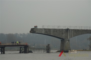 Panemunės tilto ardymo darbai 2012 11 15. R. Kilinskaitės nuotr.