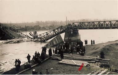 Panemunė tiltas 1928 m. pavasarinio potvynio metu. Į upę nugriuvo vienas betoninis tauras ir dvi metalinės santvaros. H. Kebeikio asmeninės kolekcijos nuotr.
