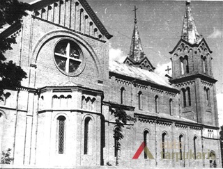 Plungės bažnyčios fasadas. KTU ASI archyvo nuotr., Sk-05575