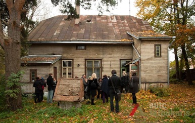 Namas iš kiemo pusės 2012 m. N. Tukaj nuotr.
