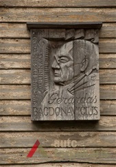 Namo fasado fragmentas, memorialinė lenta 2012 m. N. Tukaj nuotr.