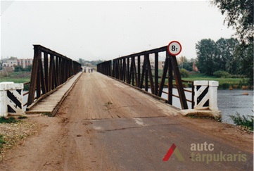 Saločių tilto viršaus vaizdas. Paklotas įrengtas iš medinių skersinių ir išilginių sijų, šalitiltis – 1 m pločio vienoje pusėje, 1995 m. Henriko Kebeikio nuotr.