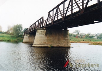 Saločių tilto vaizdas nuo dešiniojo kranto 1995 m. Henriko Kebeikio nuotr.