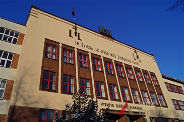Vytauto Didžiojo gimnazijos pagrindinio fasado fragmentas 2013 m. R. Kilinskaitės nuotr.