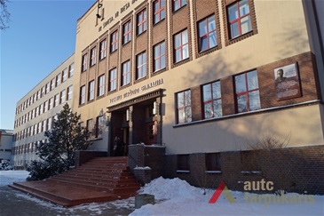 Vytauto Didžiojo gimnazijos pagrindinis įėjimas 2013 m. R. Kilinskaitės nuotr.