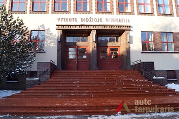 Vytauto Didžiojo gimnazijos pagrindinis įėjimas 2013 m. R. Kilinskaitės nuotr.