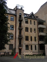 Kiemo fasadas. V. Petrulio nuotr., 2006 m. 