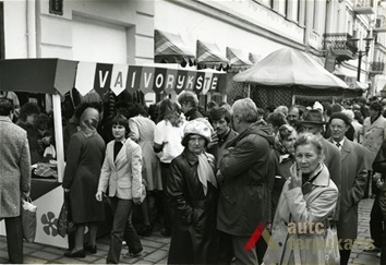 Rudens gėrybių mugė ir pastato fragmentas. 1985 09 28, A. Žukausko nuotr., ČDM, G-135459