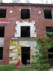 Kareivinių fasado fragmentas. Nuotr. N. Steponaitytės, 2012 m.