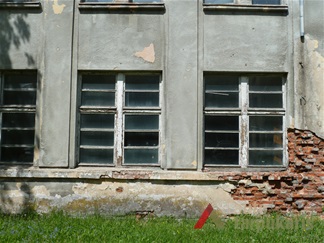 Klubo-valgyklos fasado fragmentas. Nuotr. N. Steponaitytė, 2012 m.