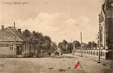 Palanga, Vytauto gatvė ir Palangos bažnyčia. Iš V. Sinkevičiaus asmeninio rinkinio.