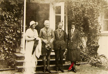 Tarptautinio skautų kongreso metu prie vilos, 1933 m. Iš kairės: S. Smetonienė, lordas B. Powelis, A. Smetona, B. Powelio žmona. Iš Palangos viešosios bibliotekos.