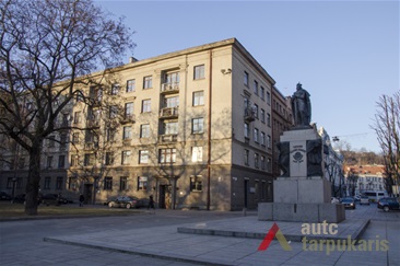 Laisvės al. 98 buvusiame pastate veikė Elenos Kaželytės moteriškų rūbų siūvykla.  2014 m. P. T. Laurinaičio nuotr