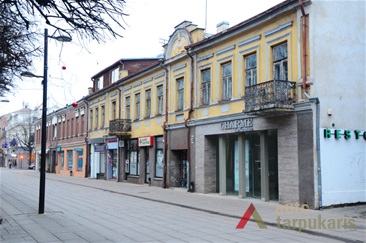 Pastatas Laisvės al. 38, kuriame veikė Linartienės kaspinų ir šniūrų fabrikas „Venus“, Jančienės rankdarbių krautuvė ir Zajos Ozurbskienės skribėlių dirbtuvė. 2014 m. P. T. Laurinaičio nuotr.