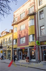 Pastatuose, esančiuose Laisvės al. 48 ir 50, veikė Majatovičių baltinių krautuvė, Budzinauskienės moteriškų rūbų siūvykla, skrybėlių dirbtuvė „Helius“, Šteikienės kepurių krautuvė ir skrybėlinė „Fanija“. 2014 m. P. T. Laurinaičio nuotr.