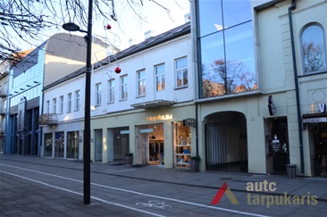 Sklype, kuriame dabar stovi 43-45 numeriu pažymėti pastatai buvusiuose pastatuose, veikė Elenos Jonavičienės moteriškų rūbų siūvykla ir Josefo Rozalskio teksitlės krautuvė. 2014 m. P. T. Laurinaičio nuotr.