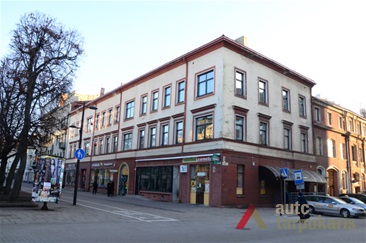 Laisvės al. 75 veikė „Fru-Fru“ ir Levušienės tekstilės krautuvės,  Seagalsono skrybėlių parduotuvė ir Segalienės gorsetų dirbtuvė. 2014 m. P. T. Laurinaičio nuotr.