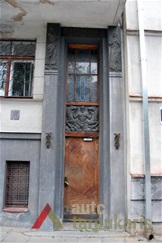 Įėjimas į namą. V. Petrulio nuotr., 2008 m.