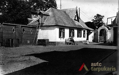 Namas kieme kuriame 1933 m. buvo įrengtas VDU mergaičių bendrabutis. Nuotr. aut. nežinomas, XX a. III-VI deš., iš asmeninio R. Čerškaus archyvo.