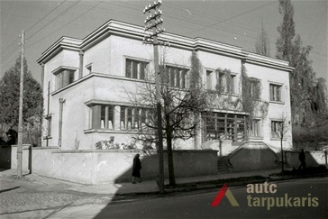 Dumbrių namas. V. Zubovo nuotr., 1963 m., KTU ASI archyvas, Sk-5875.