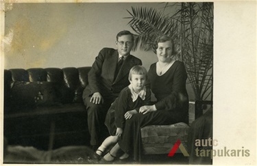Gydytojo A. Dumbrio šeima savo namuose Ukmergėje. Nuotr. aut. nežinomas, Ukmergės kraštotyros muziejus, UkKM F 3070.