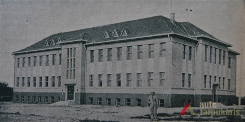 Primary school in Kavarskas, 1939. Published in „Savivaldybė“, 1939, issue 7, cover