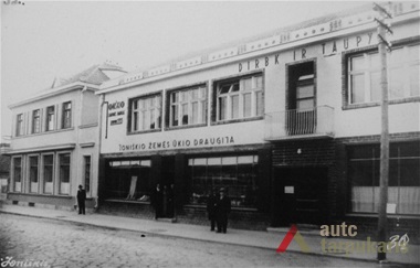 Joniškio liaudies banko pastatas, 1937. Iš leidinio V. Laurinavičius „Bankai Lietuvoje. XIX a. pabaiga–XX a. I pusė“, Vilnius, 2003, p. 156 