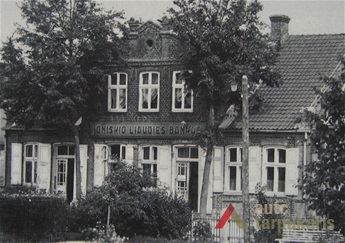 Senasis Joniškio liaudies banko pastatas, 1932. Iš leidinio V. Laurinavičius „Bankai Lietuvoje. XIX a. pabaiga–XX a. I pusė“, Vilnius, 2003, p. 155