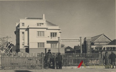 Raseinių autobusų stotis 1937 m. Nuotrauka iš Raseinių krašto istorijos muziejaus