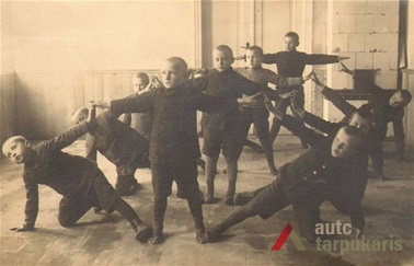 Schoolchildren of Raseiniai primary school in the interwar period. Photo from Raseiniai Area History Museum