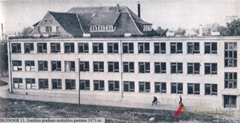 Mokyklos priestatas sovietmečiu. Nežinomo autoriaus nuotr., iš KPD kultūros vertybių registro 