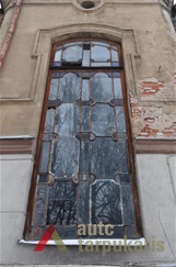 Laiptinės langas. V. Petrulio nuotr., 2010 m.
