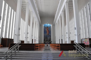 Bažnyčios interjeras su laikinu altoriumi 2011 m., V. Petrulio nuotr.
