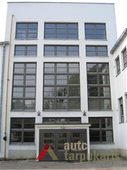 Šiaurės fasado su pagrindiniu įėjimu fragmentas 2006 m. V. Petrulio nuotr.