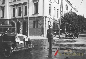 K. Donelaičio ir Maironio g. sankryža apie 1935 m. Iš: Driskius, K.; Suslavičius, L. Automobilis Lietuvoje: 1918-1940 metai: fotoalbumas. Vilnius, 2005, p. 152