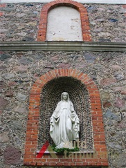 Bažnyčios eksterjeras, apsidės fragmentas. S. Slaminskienės nuotr., 2011 m.