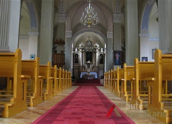 Bažnyčios interjeras, vaizdas į  Didįjį altorių. S. Slaminskienės nuotr., 2011 m.