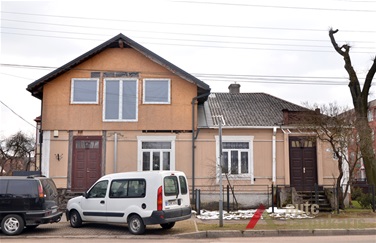 Pirmasis namas su antstatu. P. T. Laurinaičio nuotr., 2012 m.